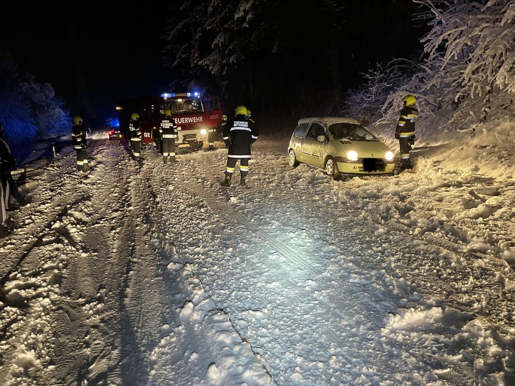 Fahrzeug im Straßengraben