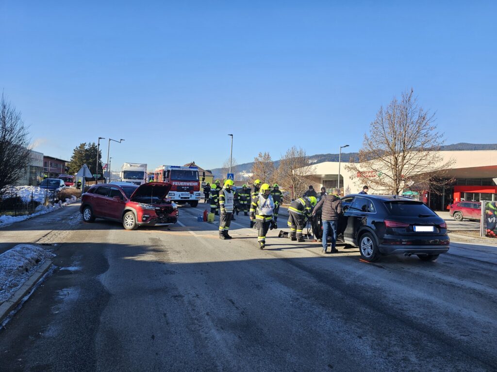 T10-Verkehrsunfall mit eingeklemmter Person L118