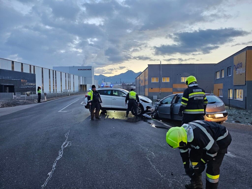 Verkehrsunfall auf der L102 im Kreuzungsbereich